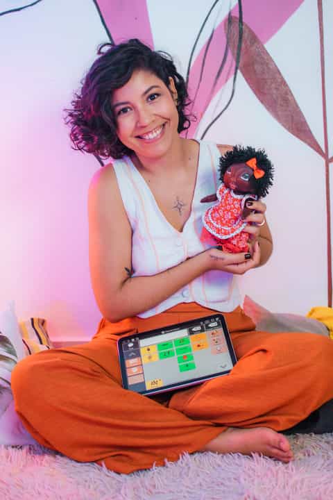 Camila Souza em sessão de fonoaudiologia infantil com materiais lúdicos